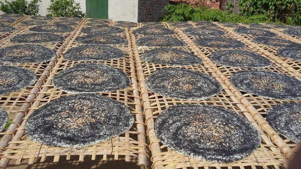 Đến Bắc Giang bạn sẽ bắt gặp hình ảnh thân thuộc những chiếc phên phơi bánh đa - Ảnh: Huyền Trần