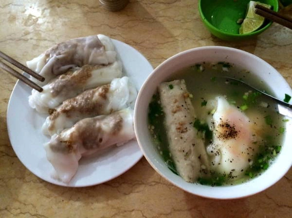Bánh cuốn Cao Bằng có nước dùng, giò và các gia vị hấp dẫn thực khách - Ảnh: Huyền Trần Bánh cuốn Cao Bằng có nước dùng, giò và các gia vị hấp dẫn thực khách - Ảnh: Huyền Trần1