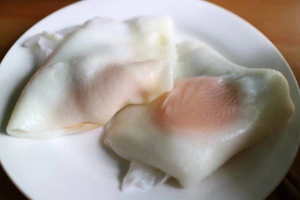 Bánh cuốn trứng nóng hổi - Ảnh: Huyền Trần Bánh cuốn trứng nóng hổi - Ảnh: Huyền Trần