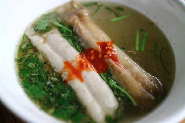 Bánh cuốn Cao Bằng đặc biệt nhất khi ăn cùng nước dùng ninh xương - Ảnh: Huyền Trần Bánh cuốn Cao Bằng đặc biệt nhất khi ăn cùng nước dùng ninh xương - Ảnh: Huyền Trần
