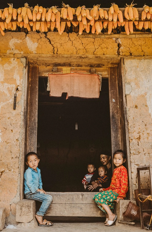  Những đứa trẻ vùng cao với gương mặt lấm lem cùng đôi mắt tròn, nụ cười hồn nhiên, đôi chân tung tăng vui đùa như biết bao đứa trẻ miền xuôi khác. Đồ chơi của những đứa trẻ ấy là mọi thứ lượm lặt từ thiên nhiên, thời gian chơi đôi khi được thay thế bằng những lúc chăn trâu, cắt cỏ, địu em giúp mẹ.