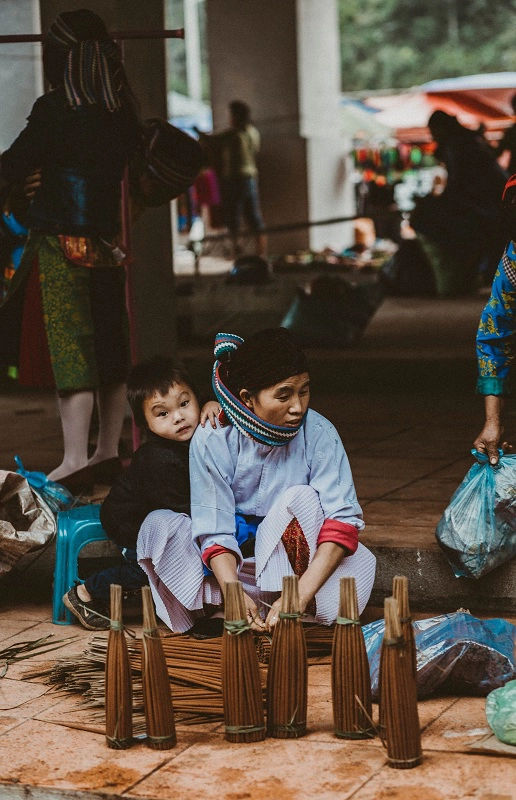 Một trong những nét văn hóa đặc trưng không chỉ có ở Hà Giang mà còn xuất hiện ở nhiều nơi vùng Tây Bắc là chợ phiên. Phiên chợ lùi ở Sà Phìn (Đồng Văn - Hà Giang) diễn ra 4 lần một tháng, chợ bắt đầu họp từ 5h và kết thúc vào buổi trưa.
