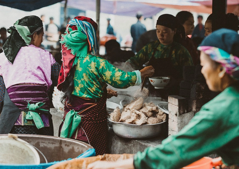  Khi tham gia phiên chợ lùi Sà Phìn, du khách sẽ được trải nghiệm những nét văn hóa đặc sắc của các dân tộc thiểu số sinh sống tại Hà Giang.