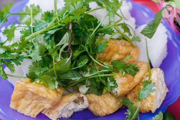 ghe-hang-bun-dau-mam-tom-phai-tan-dung-ca-hanh-lang-phong-ngu-lam-noi-ban-hang-o-pho-dai-la-ivivu-11