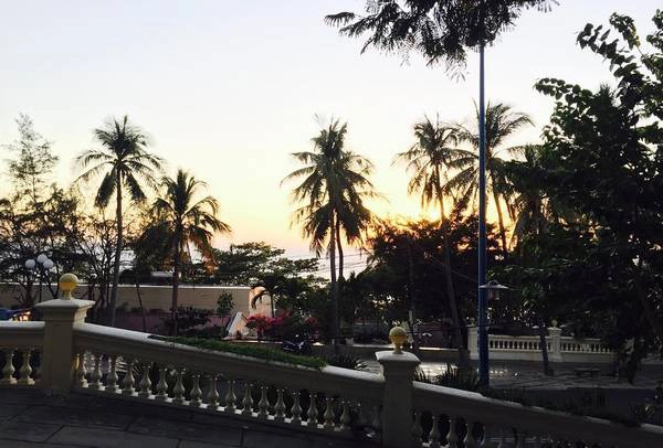 Lan Rừng sở hữu không gian thoáng đãng, phong cảnh hữu tình với khuôn viên cây xanh giữa bờ biển xanh viền cát trắng của Bãi Dứa. Lan Rừng sở hữu không gian thoáng đãng, phong cảnh hữu tình với khuôn viên cây xanh giữa bờ biển xanh viền cát trắng của Bãi Dứa.
