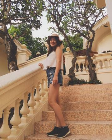 Con đường dẫn vào khu nhà hàng và quán cà phê rợp bóng hoa sứ. Con đường dẫn vào khu nhà hàng và quán cà phê rợp bóng hoa sứ.