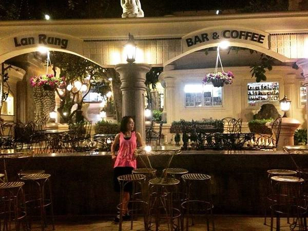 Quầy bar và cà phê được trang trí tinh tế.