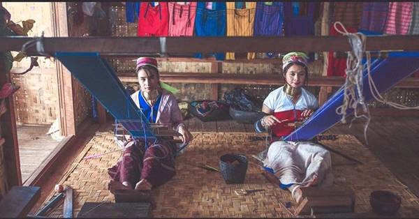 Ở Inle, du khách có thể tới thăm làng của người Padaung nổi tiếng với tập tục đeo vòng cổ, thường được gọi là người cổ dài.