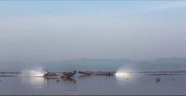 Với chiều dài 22 km và chỗ rộng nhất khoảng 11 km Inle có khung cảnh rộng lớn, yên bình có thể làm xiêu lòng bất cứ du khách nào.