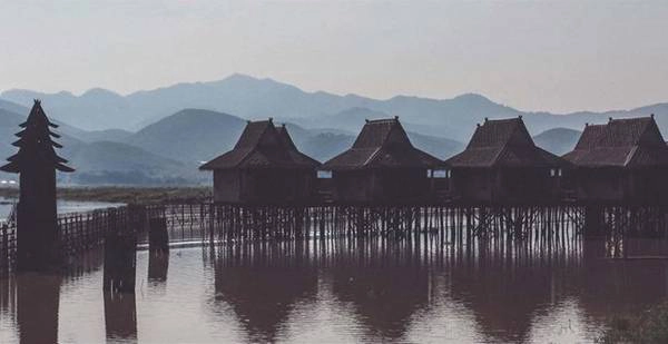 Ngoài những khách sạn, nhà nghỉ bình dân, trên hồ Inle còn có các khu resort, khách sạn có thiết kế riêng biệt, nằm sát hồ.