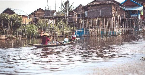 Naunghwe là thị trấn nhỏ, nằm ở phía bắc hồ Inle. Thị trấn thanh bình với những người dân thân thiện. Bạn có thể tìm thấy những dịch vụ giá rẻ hay những món ăn truyền thống của người Myanmar tại đây.