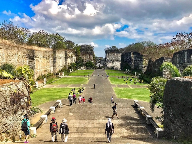 6. Công viên văn hóa Garuda Wisnu Kencana nằm ở Ungasan, Badung, trên đảo Bali. Nơi đây sở hữu rất nhiều công trình, tác phẩm điêu khắc kỳ lạ như những cột đá vôi khổng lồ, Lotus Pond Garud, tượng Garuda hay Ao Sen. Ảnh: Baliday,