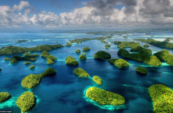 Rock Islands Southern Lagoon, Palau: Nằm ở phía Tây Thái Bình Dương, quần thể 445 hòn đảo đá vôi không có người ở, nằm rải rác trong đầm phá và được rạn san hô bao quanh bảo vệ là cảnh quan tuyệt đẹp có thể mê hoặc bất cứ ai. Rock Islands Southern Lagoon, Palau: Nằm ở phía Tây Thái Bình Dương, quần thể 445 hòn đảo đá vôi không có người ở, nằm rải rác trong đầm phá và được rạn san hô bao quanh bảo vệ là cảnh quan tuyệt đẹp có thể mê hoặc bất cứ ai.