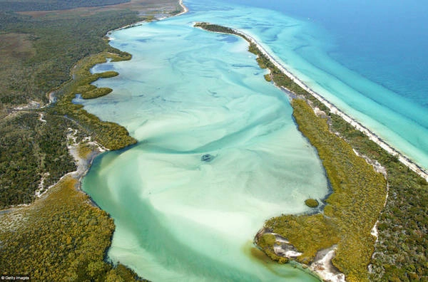 Đảo Fraser, Australia có vẻ đẹp tự nhiên đặc biệt với hơn 250 km những bãi biển cát trải dài suốt 122km, những vách đá đầy màu sắc nổi bật và hệ thống rừng mưa nhiệt đới khổng lồ. Đảo Fraser, Australia có vẻ đẹp tự nhiên đặc biệt với hơn 250 km những bãi biển cát trải dài suốt 122km, những vách đá đầy màu sắc nổi bật và hệ thống rừng mưa nhiệt đới khổng lồ.