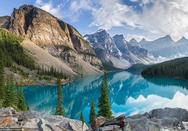 Hồ Moraine ở vườn quốc gia Banff bao gồm núi, sông băng, thác nước và hang đá vôi. Hồ Moraine ở vườn quốc gia Banff bao gồm núi, sông băng, thác nước và hang đá vôi.