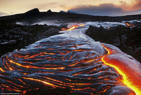 Vườn quốc gia núi lửa Hawaii: Nơi đây có hai ngọn núi lửa đang hoạt động mạnh nhất thế giới là Mauna Loa và Kilauea. Những vụ phun trào núi lửa ở Hawaii đã tạo ra một cảnh quan thay đổi liên tục. Các cánh rừng khổng lồ ở đây còn là nơi trú ngụ của các loài chim quý hiếm. Vườn quốc gia núi lửa Hawaii: Nơi đây có hai ngọn núi lửa đang hoạt động mạnh nhất thế giới là Mauna Loa và Kilauea. Những vụ phun trào núi lửa ở Hawaii đã tạo ra một cảnh quan thay đổi liên tục. Các cánh rừng khổng lồ ở đây còn là nơi trú ngụ của các loài chim quý hiếm.