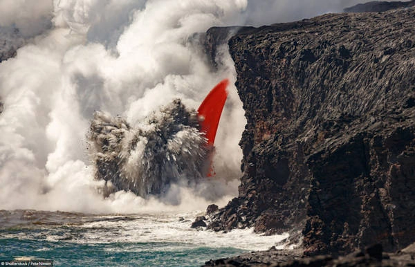 Nham thạch đỏ từ một ngọn núi lửa ở Hawaii chảy ra biển. Tính chiều cao từ đáy đại dương, núi lửa Mauna Loa hiện là khối núi lửa lớn nhất trên trái đất. Nham thạch đỏ từ một ngọn núi lửa ở Hawaii chảy ra biển. Tính chiều cao từ đáy đại dương, núi lửa Mauna Loa hiện là khối núi lửa lớn nhất trên trái đất.