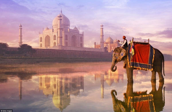 Taj Mahal nằm trên bờ sông Yamuna thuộc bang Uttar Pradesh, Ấn Độ. Nơi đây do vua Mughal Shah Jahan xây dựng để tưởng niệm vợ, bà Mumtaz Mahal. Quá trình xây dựng bắt đầu từ năm 1632 và hoàn thành năm 1648 sau Công nguyên. Nơi đây được xem là thành tựu vĩ đại nhất trong toàn bộ kiến trúc Ấn Độ - Hồi giáo. Taj Mahal nằm trên bờ sông Yamuna thuộc bang Uttar Pradesh, Ấn Độ. Nơi đây do vua Mughal Shah Jahan xây dựng để tưởng niệm vợ, bà Mumtaz Mahal. Quá trình xây dựng bắt đầu từ năm 1632 và hoàn thành năm 1648 sau Công nguyên. Nơi đây được xem là thành tựu vĩ đại nhất trong toàn bộ kiến trúc Ấn Độ - Hồi giáo.