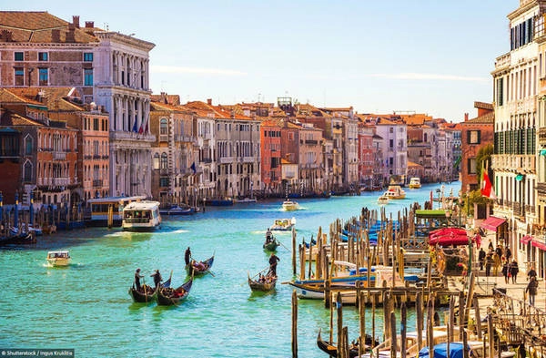 Venice: Được mệnh danh là Nữ hoàng Adriatic, những con kênh của thành phố Italia nổi tiếng này được xây dựng vào thế kỷ thứ 5. Venice: Được mệnh danh là Nữ hoàng Adriatic, những con kênh của thành phố Italia nổi tiếng này được xây dựng vào thế kỷ thứ 5.
