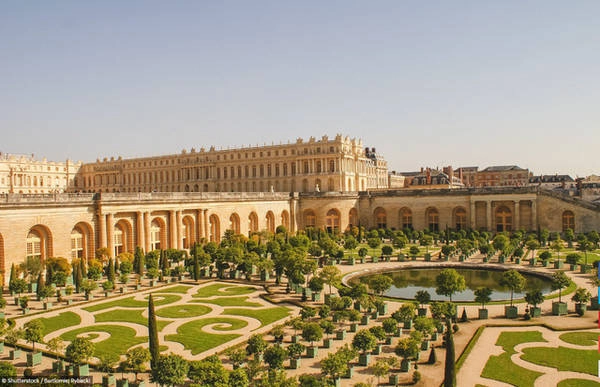 Cung điện Versailles được nhiều kiến trúc sư cảnh quan, kiến trúc sư xây dựng và nhà điêu khắc tham gia xây dựng, là nơi cư trú của các vị vua Pháp từ thời Louis XIV (1638 - 1715) đến Louis XVI (1754 - 1793). Cung điện Versailles được nhiều kiến trúc sư cảnh quan, kiến trúc sư xây dựng và nhà điêu khắc tham gia xây dựng, là nơi cư trú của các vị vua Pháp từ thời Louis XIV (1638 - 1715) đến Louis XVI (1754 - 1793).