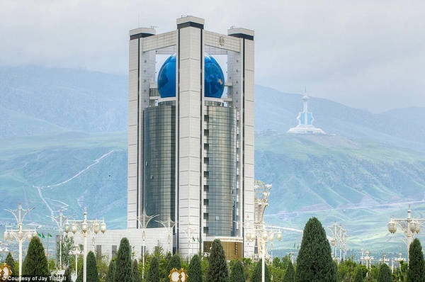 Jay cho biết cảm giác khi anh đặt chân đến Turkmenistan là nơi này có chút gì đó pha trộn giữa Bình Nhưỡng, thủ đô Bắc Triều Tiên và Las Vegas của Mỹ