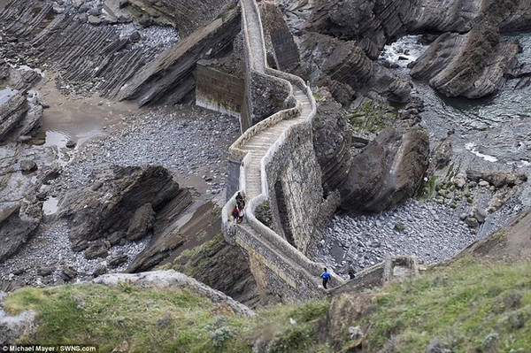 Đường đi trên đảo Gaztelugatxe Đường đi trên đảo Gaztelugatxe