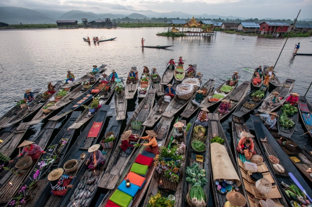 Chợ nổi trên hồ Inle vào buổi sáng sớm (Ảnh: TH)