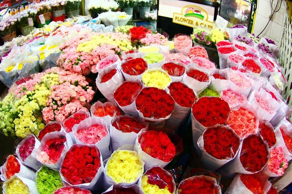 Khác với những chợ đêm ồn ào, náo nhiệt bày bán đồ ăn hay quà lưu niệm, Pak Klong Talad là một khu chợ đặc biệt chuyên cung cấp hoa tươi, mang cảm giác thư giãn giữa Bangkok. Ảnh: Bangkok.com