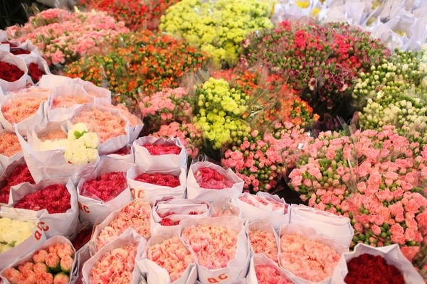 Nhiều nhà cửa hàng tại Pak Klong Talad cung cấp cả dịch vụ cắm hoa. bó hoa, vòng hoa, hoa cho đám cưới hoặc dịp đặc biệt khác luôn có sẵn ở cửa hàng. Ảnh: dezlim.com