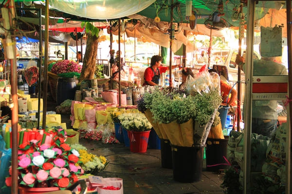 Thông thường, các chủ hàng sẽ bán hoa theo cân hoặc gói sẵn. Tuy nhiên, du khách vẫn có thể tìm thấy các gian hàng bán lẻ. Ảnh: WeeKit