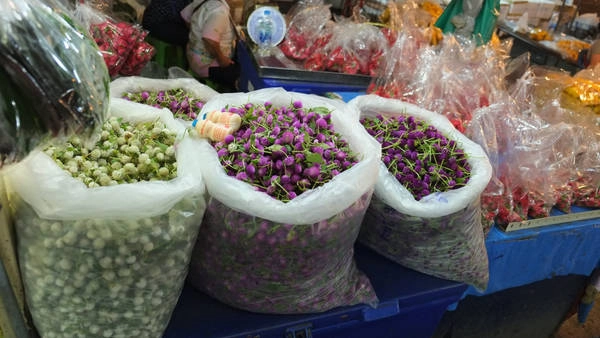 Đặc biệt, chợ cũng có các các quầy bán hoa theo cân, chủ yếu là cúc để làm vòng hoa đeo trang trí hoặc cúng. Ảnh: trip thailand