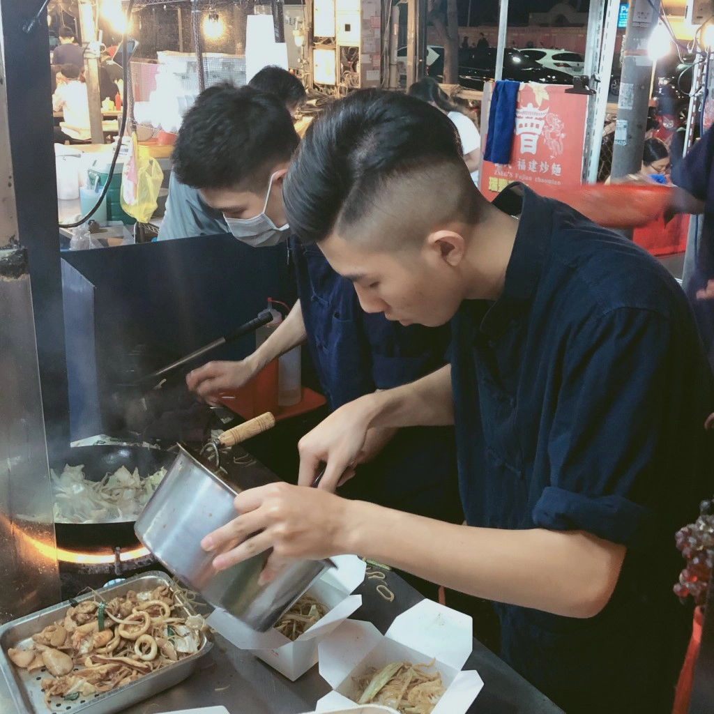 ghi-nhanh-so-tay-an-sap-cao-hung-cua-chang-du-hoc-sinh-cho-chuyen-di-dai-loan-sap-toi-ivivu-3