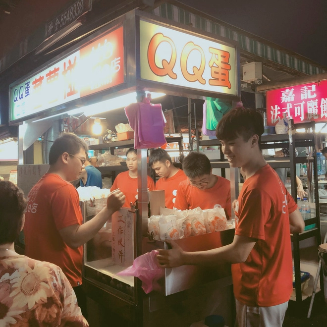 ghi-nhanh-so-tay-an-sap-cao-hung-cua-chang-du-hoc-sinh-cho-chuyen-di-dai-loan-sap-toi-ivivu-8