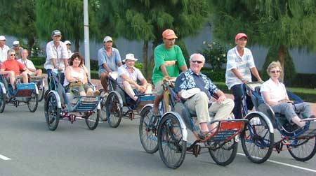 Du khách du lịch Hà Nội. 