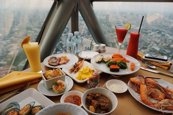 Thưởng thức Buffet tại tòa nhà 86 tầng BaiYoke Sky. Ảnh:@kyanleung Thưởng thức Buffet tại tòa nhà 86 tầng BaiYoke Sky. Ảnh:@kyanleung