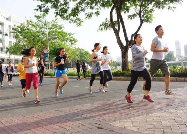 Mọi người tập luyện rất tích cực.