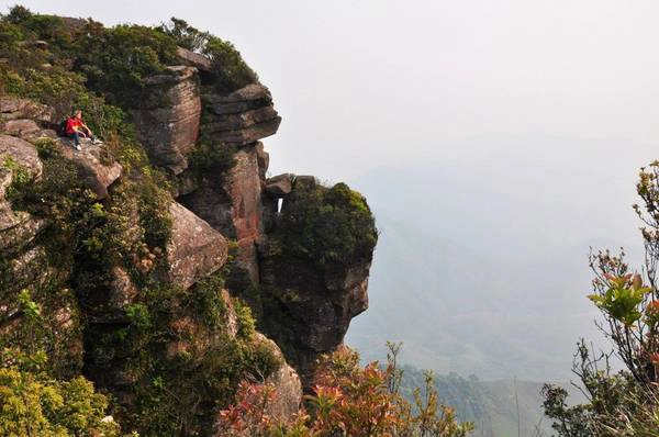 Từ đỉnh Pha Luông, bạn có thể nhìn sang nước bạn Lào - Ảnh: Kai LE