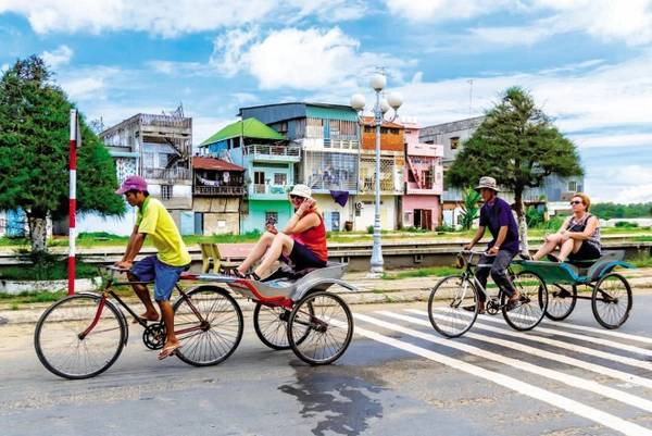 Khách nước ngoài thích thú khám phá thị xã Sa Đéc. Ảnh: thegioivanhoa.com.vn