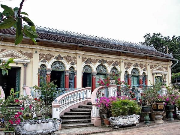 Bên ngoài nhà cổ Bình Thủy. Ảnh: panoramio.com