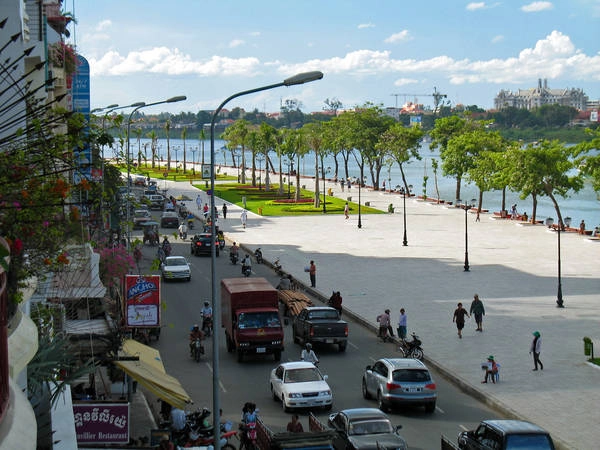 Một góc nhộn nhịp của Sisowath Quay. Ảnh: indochinatravelblog.com