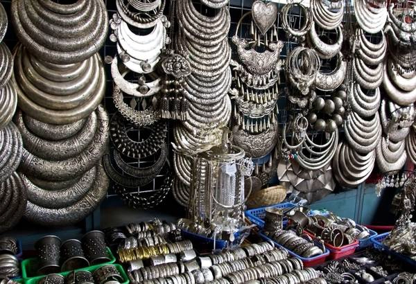 Rất nhiều du khách yêu thích các món đồ trang sức bằng bạc ở Phnom Penh. Ảnh: anekdotique.com