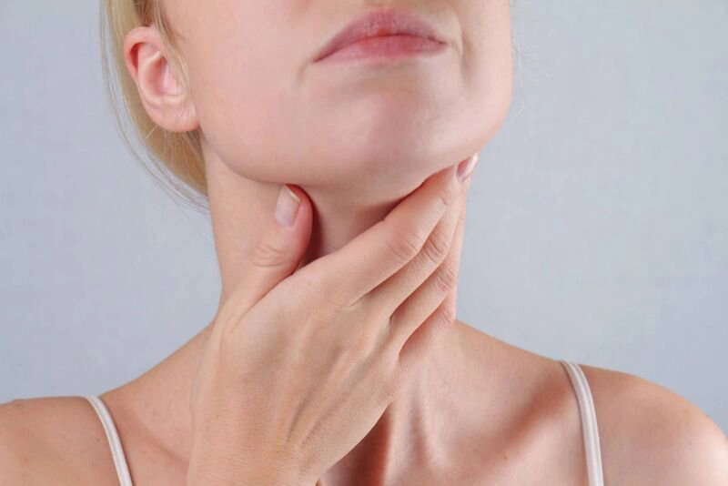 Đau họng có thể gây ra triệu chứng ho khan ở người bệnh