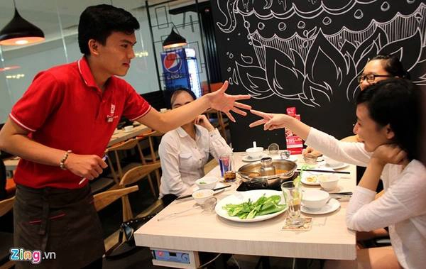 Khách hàng thách đấu oẳn tù tì với nhân viên nhà hàng để nhận được khuyến mãi giảm giá 30%.