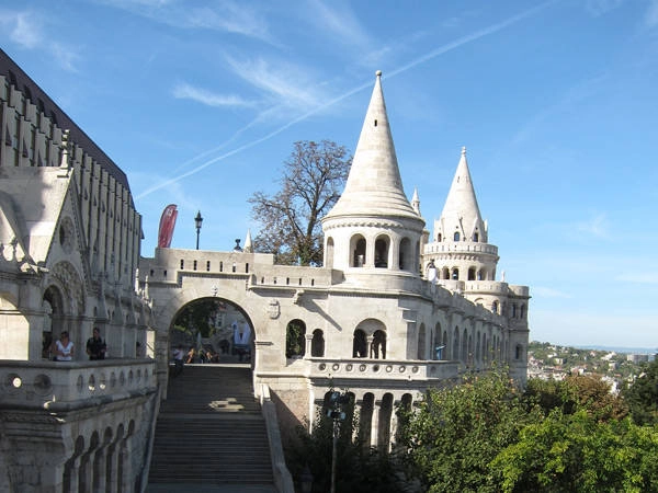 Quần thể Halászbástya - Thành những người đánh cá ở Hungary.