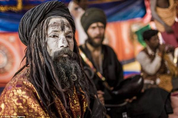 Những thầy tu sống gần các đài hỏa táng, nơi làm chốn ngự của thần Shiva và nữ thần Kali Ma. Họ ăn những gì người khác vứt bỏ.