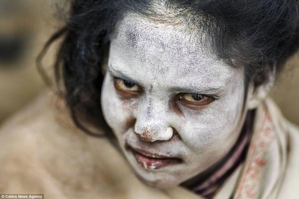 Những thầy tu Aghori ngày nay cho rằng ông tổ của họ là Baba Kinaram, người đã sống tới 170 tuổi vào thế kỷ 17. Tập quán sinh hoạt và những nghi thức tâm linh của họ vẫn là đề tài gây tranh cãi từ lâu. Những thầy tu Aghori là thiểu số trong cộng đồng Hindu giáo tại Ấn Độ, nghi lễ tâm linh của họ không phản ánh bản chất của đạo Hindu. Ảnh: Cristiano Ostinelli/Caters News Agency