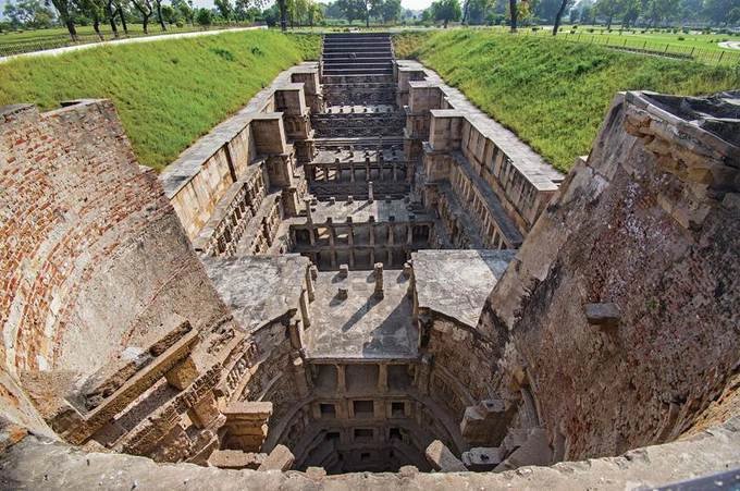 Rani Ki Vav là một giếng thang có nguồn gốc từ thế kỷ 11, ở thị trấn Patan, bang Gujurat, bên bờ sông Saraswati. Di tích này được xây dựng bởi nữ hoàng Udayamati như một đài tưởng niệm về người chồng quá cố, vua Bhimdev I (1022-1063). Bhimdev I là con trai của Mularaja, người sáng lập vương triều Solaki tại thành phố Patan.