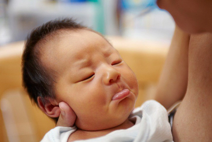 Mẹo giúp trẻ sơ sinh bú bình quay trở lại bú mẹ