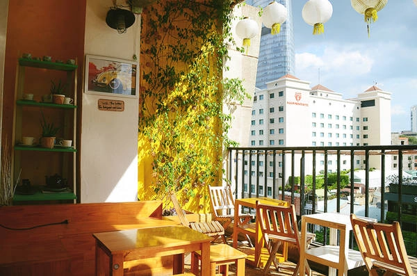 Điều thu hút nhiều người đến quán có lẽ là những món đồ gốm có xuất xứ từ Nhật Bản với họa tiết tinh tế và độc đáo. Thực khách đến quán không chỉ để uống cà phê, thư giãn mà còn có cơ hội tìm hiểu và mua những món đồ trang trí đẹp mắt.