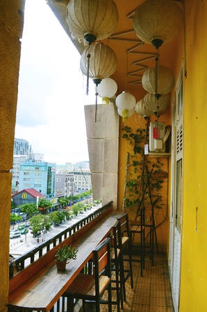 Khi trời tối, những chiếc lồng đèn có ánh sáng rực rỡ bên cạnh bức tường vàng nổi bật khiến bạn có cảm giác như đang ở Hội An.
